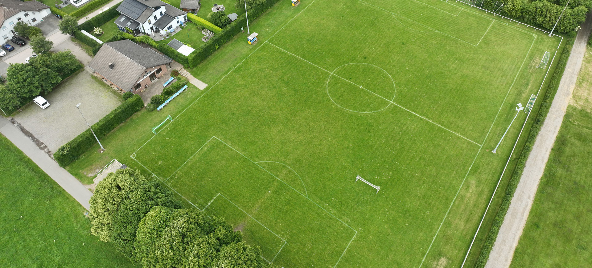 Sportplatz in Strauch. Rasenplatz
